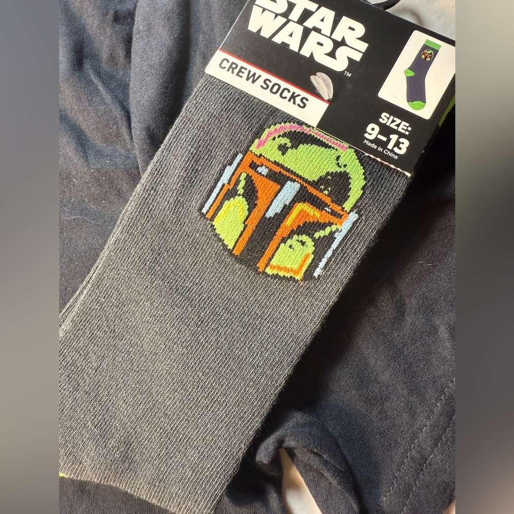 Star Wars Disney Men's Large Darth Vader Van Gogh Style T-Shirt & Socks Set NWT - Picture 3 of 10